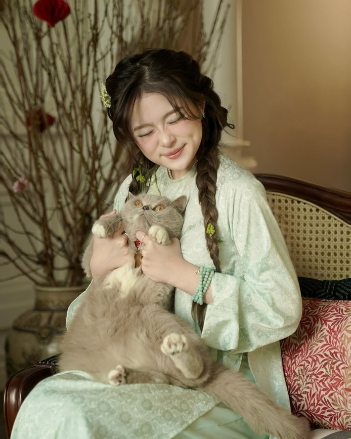 Ở tuổi 22, Chao có cuộc sống khiến nhiều người mơ ước khi không chỉ sinh ra trong một gia đình "có điều kiện", mà còn sở hữu thành tích học tập khủng, khả năng tự chủ tài chính. Đặc biệt cô nàng có chuyện tình đẹp khiến người theo dõi ngưỡng mộ.