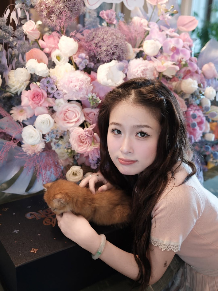 "Ba chụp mẹ và em Mơ" - nàng Tiktoker chia sẻ trên trang cá nhân dòng cảm xúc kèm loạt ảnh.