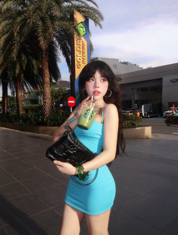 Cô nàng lựa chọn kiểu tóc thả tự nhiên cùng lối trang điểm nhấn vào đôi môi căng mọng, tạo thần thái cuốn hút, quyến rũ. (Ảnh: IG @baokhuyen.susan)