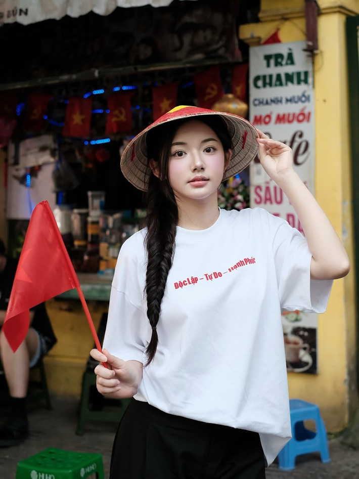 Trước thềm Quốc khánh 2/9, nhiều gương mặt hot girl nổi tiếng đã hòa mình vào không khí tưng bừng của ngày lễ lớn bằng những bộ ảnh đầy ấn tượng. Với trang phục và phụ kiện mang đậm dấu ấn dân tộc, Quỳnh Trương, Phan Uyên Nhi, và Đỗ Vân Anh đã mang đến những khoảnh khắc check-in vừa duyên dáng, vừa rực rỡ. (Ảnh: @_ttqueen)