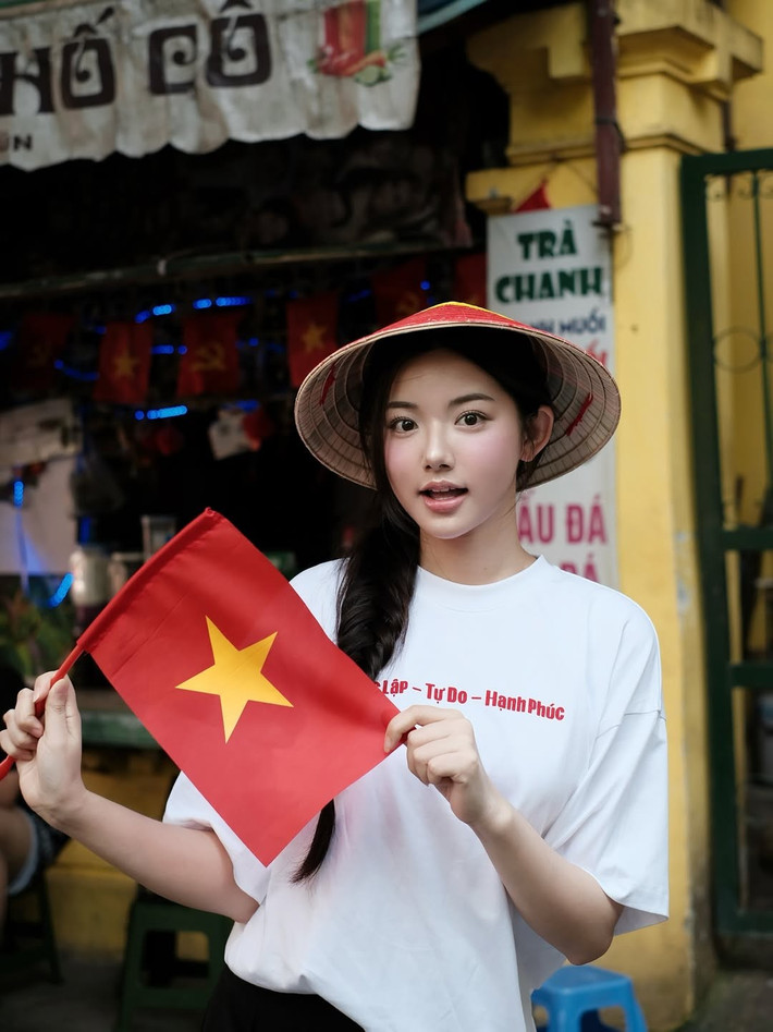 Cầm trên tay lá cờ Tổ quốc, Quỳnh Trương toát lên vẻ đẹp hồn nhiên, trong sáng và đầy tinh thần tự hào dân tộc. (Ảnh: @_ttqueen)