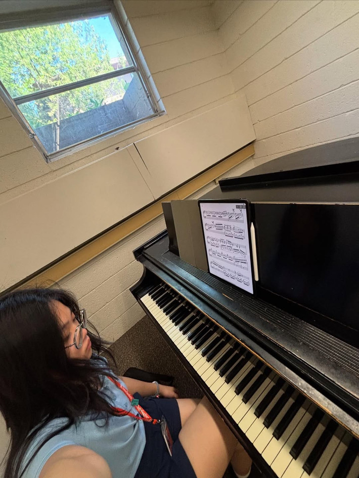 Hoàng Nhi thần tượng Mozart vì ông rất giỏi và âm nhạc của ông nhẹ nhàng, vui tươi.