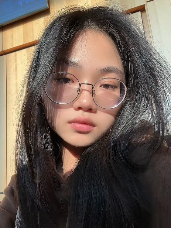 Trên kênh Tiktok của mình, thỉnh thoảng Hoàng Nhi "flex" khả năng chơi đàn cực đỉnh trong các video đệm hát cho bạn trai Nolan.