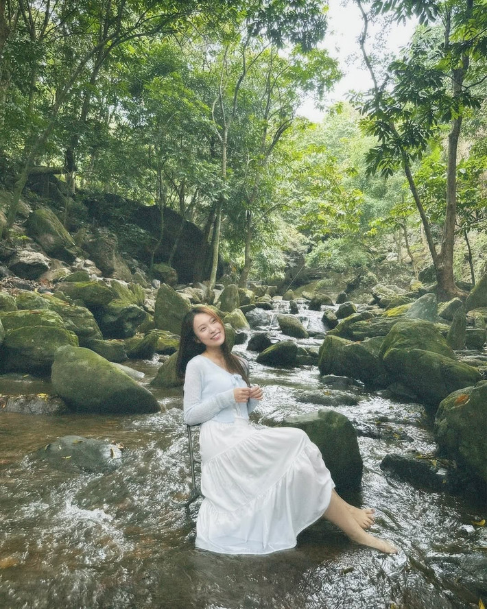 Phông nền thiên nhiên xanh mướt, tiếng nước suối róc rách hòa quyện với nụ cười rạng rỡ của nữ MC tạo nên một khung cảnh đẹp như tranh. Không ít người đã ví von cô nàng như “nàng thơ” bước ra từ cổ tích.
