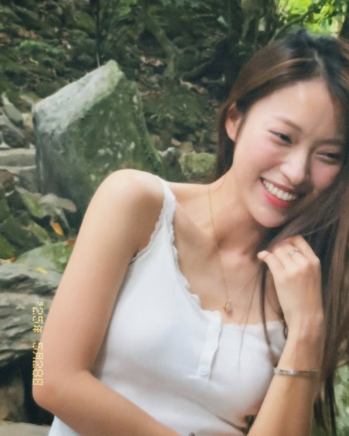 Trong loạt ảnh mới đây được chia sẻ, Khánh Vy diện trang phục trắng tinh khôi, kết hợp cùng áo hai dây và váy dài, tôn lên nét đẹp thanh thoát và nhẹ nhàng.