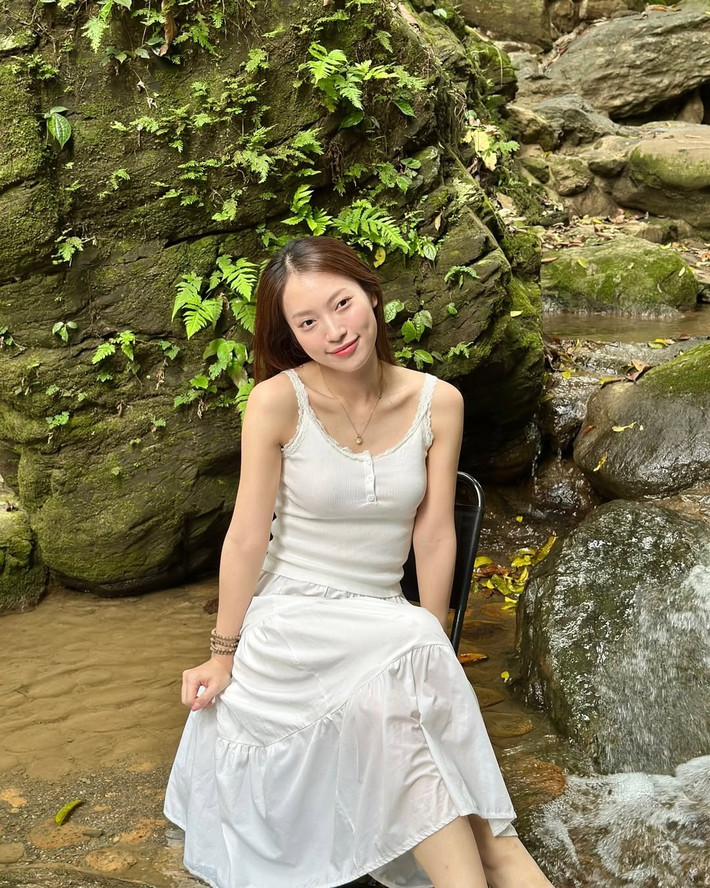 Không chỉ ghi điểm với sự thông minh và tài năng, Khánh Vy còn được yêu thích bởi gu thời trang tinh tế, trẻ trung nhưng không kém phần thanh lịch, điều này được thể hiện trong những bộ ảnh đời thường của nữ MC.