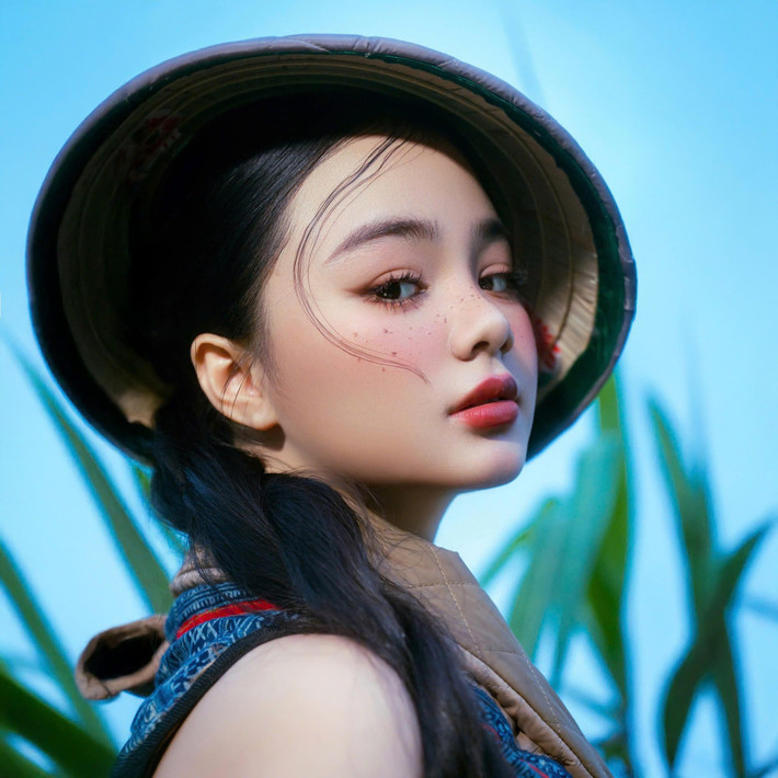 Sinh năm 2012, Maika Ngọc Khánh hiện là một trong những mẫu nhí nổi bật nhất của làng thời trang Việt Nam.