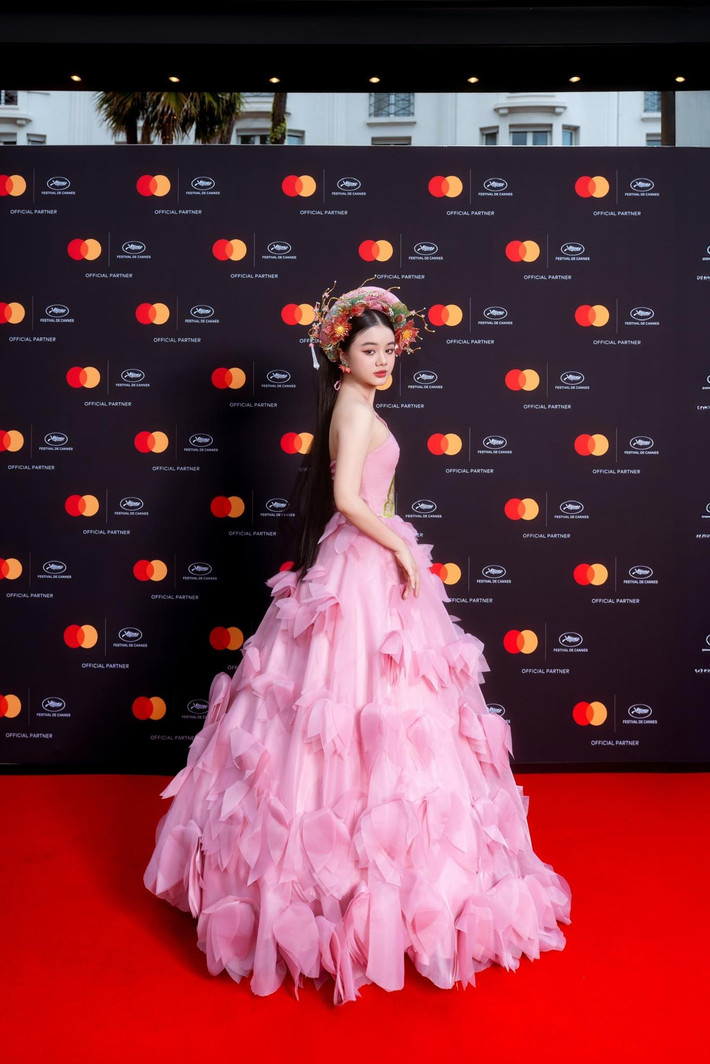 Maika Ngọc Khánh còn là 1 trong 6 khách mời VIP được thị trưởng thành phố Cannes đón tiếp tại một bữa tối riêng tư tại Villa. Với khả năng giao tiếp tiếng Anh lưu loát cùng phong thái tự tin, Maika đã có những cuộc trò chuyện cởi mở và đầy thân thiện với các khách mời quốc tế.