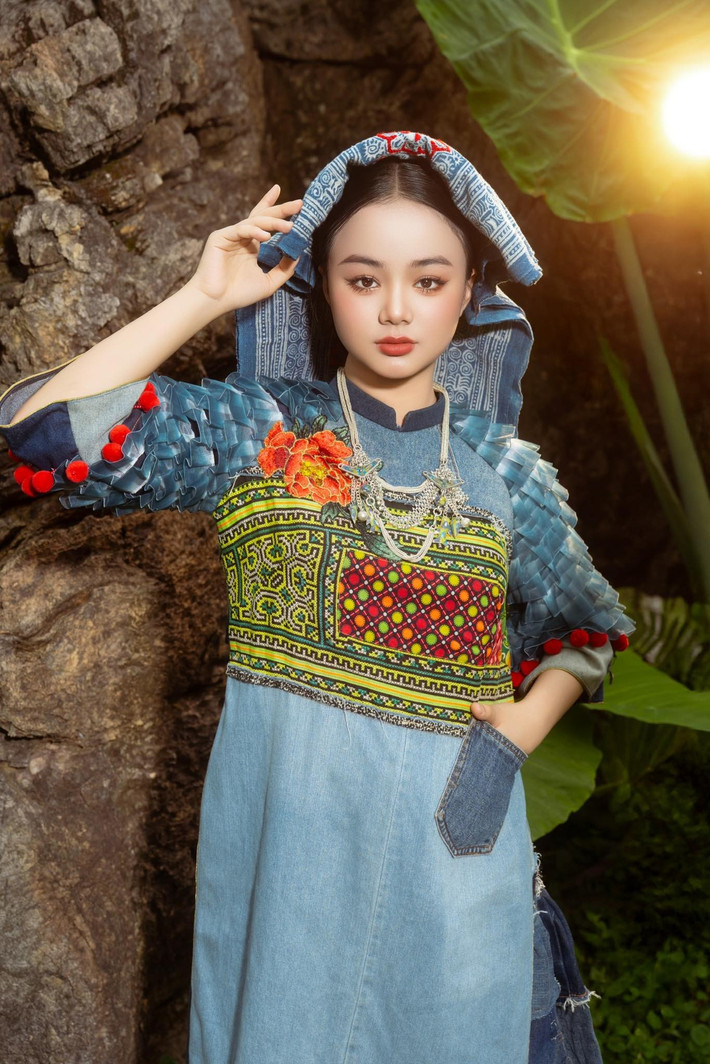 Không chỉ quen mặt trên nhiều sàn diễn uy tín trong nước, cô bé còn nhận được nhiều lời mời tham gia catwalk ở các sự kiện thời trang quốc tế.