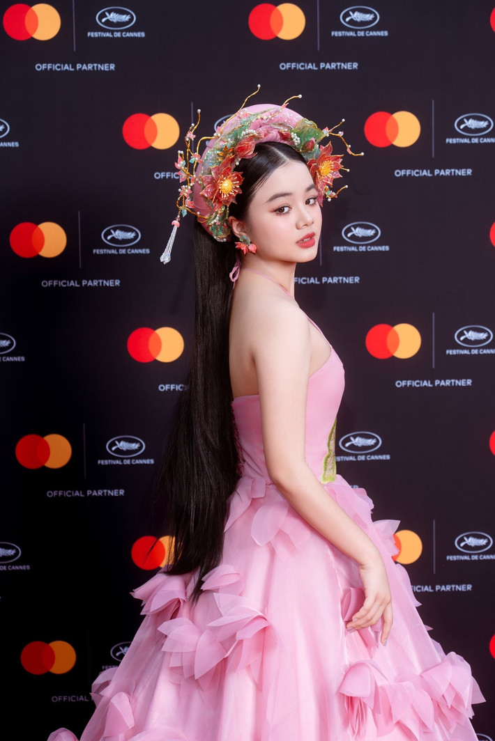 Thảm đỏ Liên hoan phim Cannes 2025 vừa chứng kiến màn xuất hiện đầy ấn tượng của Maika Ngọc Khánh – người mẫu nhí 13 tuổi đến từ Việt Nam. Dù còn rất trẻ, Maika vẫn tỏa sáng rực rỡ và chiếm trọn sự chú ý từ giới truyền thông quốc tế nhờ bộ trang phục đậm chất văn hóa nhưng vẫn mang hơi thở hiện đại.