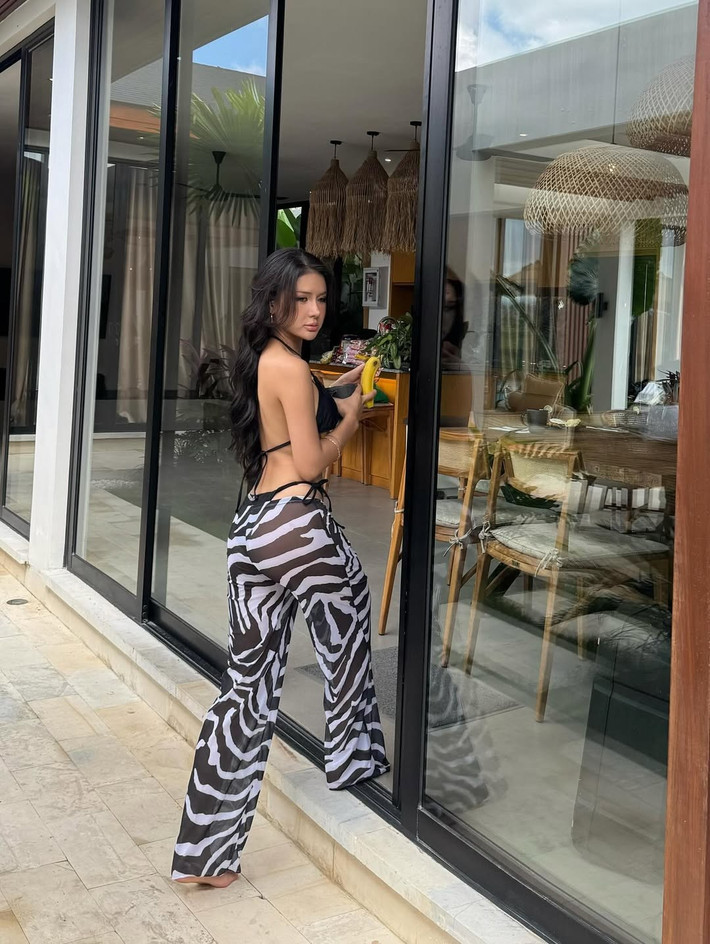 Mùa hè năm nay, Xuân Ca liên tiếp "đốt mắt" người theo dõi với loạt ảnh diện bikini đầy gợi cảm. Điểm nhấn trong trang phục của cô nàng là sự xuất hiện của những họa tiết động vật độc đáo, mang đến vẻ ngoài vừa cá tính, mạnh mẽ lại không kém phần quyến rũ.