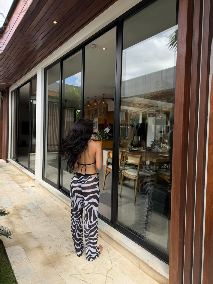 Trang phục này mang đến một lựa chọn phong cách cho việc dạo biển hoặc thư giãn bên hồ bơi, là một gợi ý hoàn hảo cho các cô nàng có chút tự ti với phần đùi chưa thực sự thon gọn.