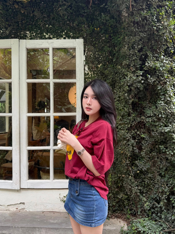 Tranh thủ thời gian ghé Vinh, Trần Bích Hạnh đã check-in với loạt ảnh khoe dáng trong set đồ street style trẻ trung, năng động.