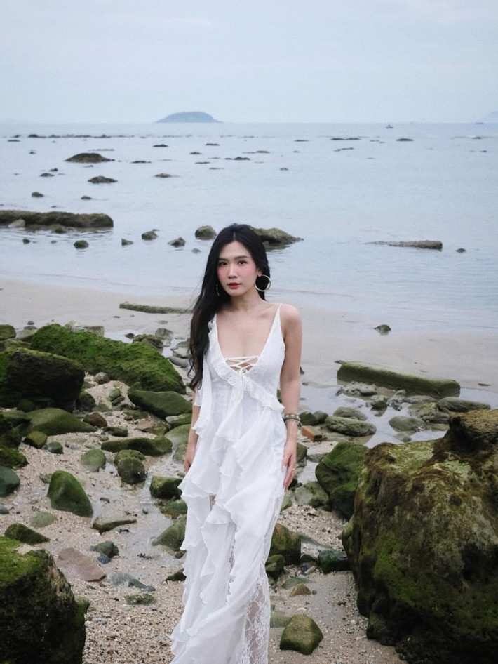 Váy được may dài, với lớp lót ngắn bên trong và lớp voan ngoài xuyên thấu, khéo léo khoe đôi chân thon dài một cách ý nhị. (Ảnh: IGNV)