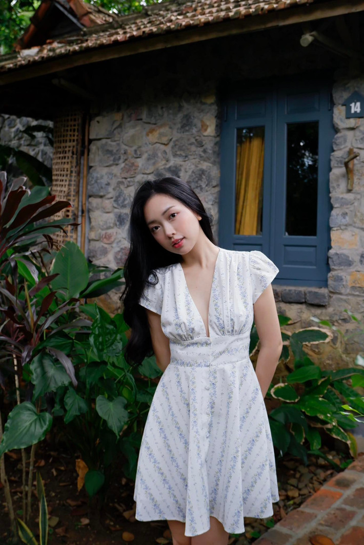 Dù không hoạt động trong showbiz, nhưng Mai Hà Trang vẫn sở hữu nhan sắc và gu thời trang "đỉnh chóp". Những thiết kế mà cô nàng diện ở mỗi bài đăng mới đều được netizen rần rần truy lừng địa chỉ mua. (Ảnh: FBNV)