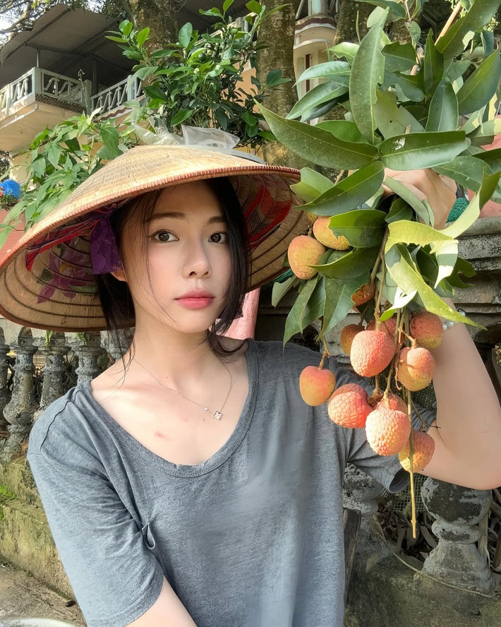 Gương mặt được trang điểm nhẹ nhàng, thậm chí có phần mộc tự nhiên, càng làm tăng thêm sự chân thật, gần gũi của hình ảnh "thôn nữ".