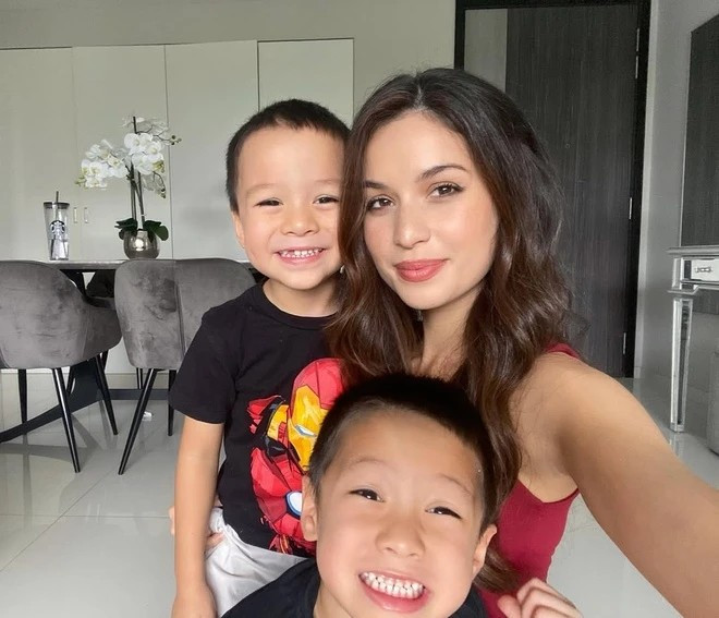 Không chỉ xinh đẹp, giỏi giang có thể thông thạo khá nhiều thứ tiếng như Anh, Malaysia, Bahasa, Indonesia và cả tiếng Pháp, Sonya còn khiến chị em phát thèm khi cô được chồng yêu chiều hết mực.