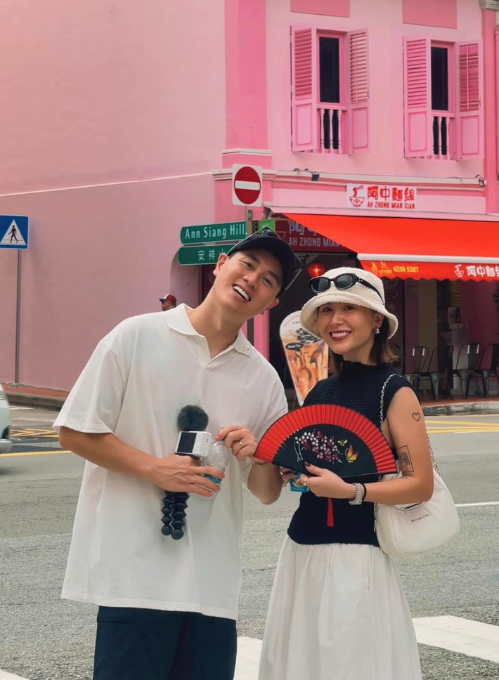 Vào năm 2014, Kiên Hoàng công khai quen người bạn gái là hotgirl đình đám Heo Mi Nhon (tên thật là Hoàng Thanh Loan). Đến nay cặp đôi đã có 11 năm bên nhau, thường xuyên khoe những khoảnh khắc tình cảm lên trang cá nhân.