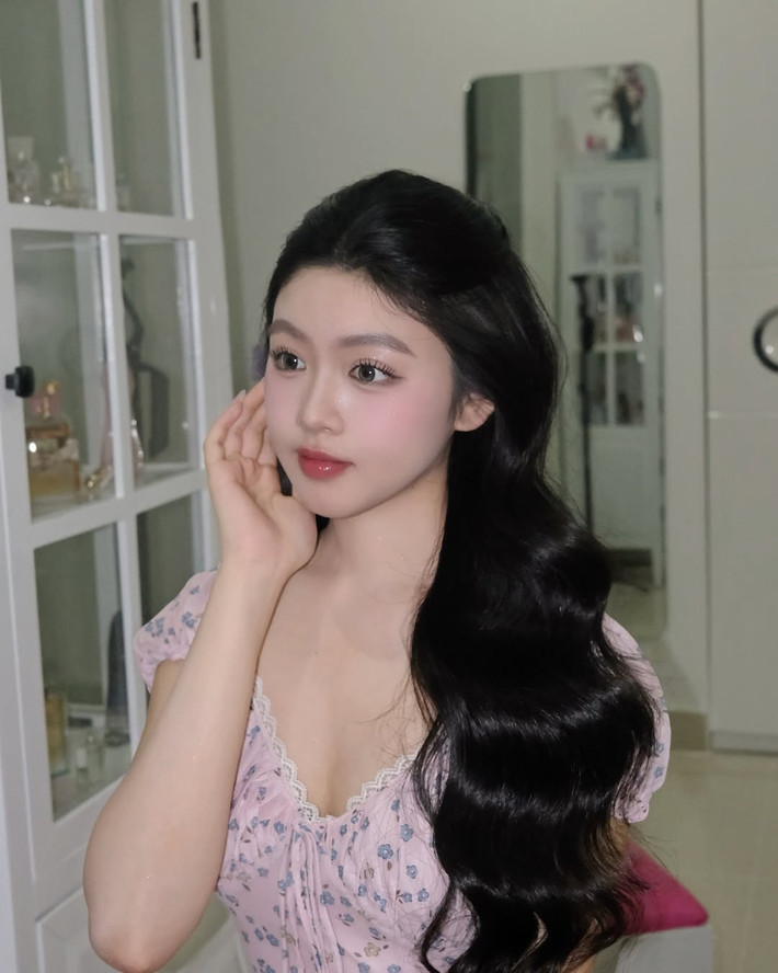 Luôn được biết đến với vẻ đẹp trong sáng, ngọt ngào và nụ cười rạng rỡ, Lọ Lem khiến nhiều người phải ngỡ ngàng trước "giao diện" trưởng thành đầy cuốn hút của mình khi tham gia một sự kiện.