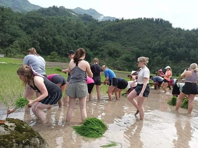 Đây không chỉ là một chuyến đi đơn thuần mà còn là hành trình khám phá và sẻ chia, mang lại những kỷ niệm khó quên cho cả du khách và người dân bản xứ.