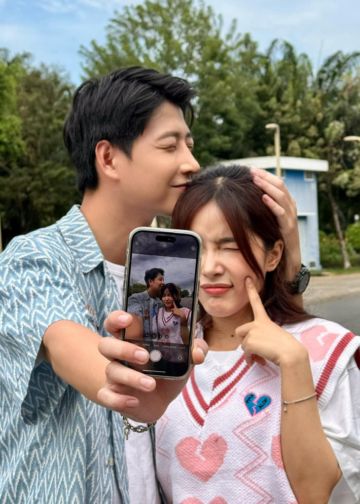 Trong những video đăng tải, cặp đôi không chỉ đồng hành với nhau trong công việc mà còn trong cả cuộc sống.(Ảnh: Facebook Hằng Trịnh)