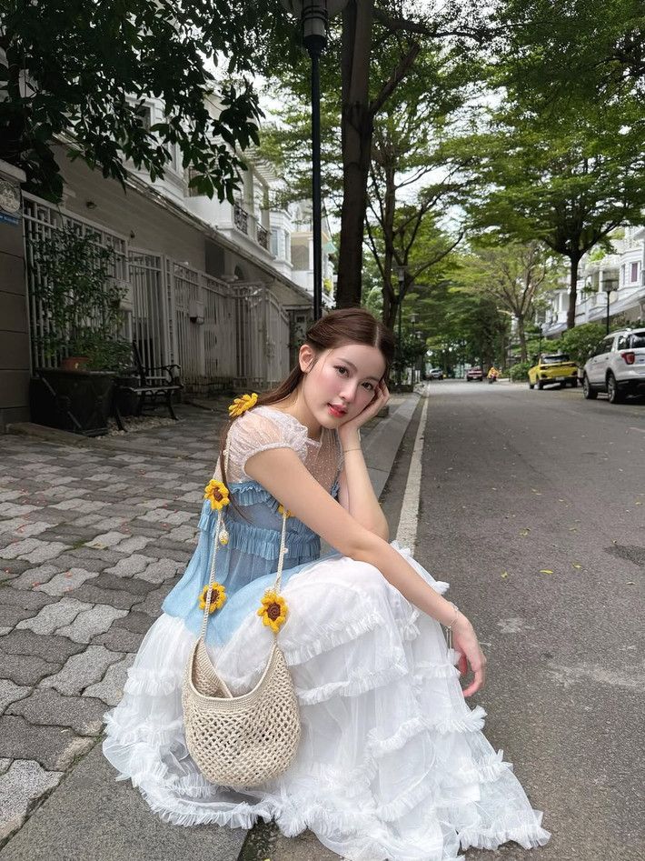 Mỹ Hàn sở hữu tài khoản TikTok với hơn 1,3 triệu người theo dõi và Instagram với gần 900 nghìn lượt follow, trở thành một KOL có sức ảnh hưởng, thường xuyên quảng cáo các sản phẩm thời trang, mỹ phẩm.