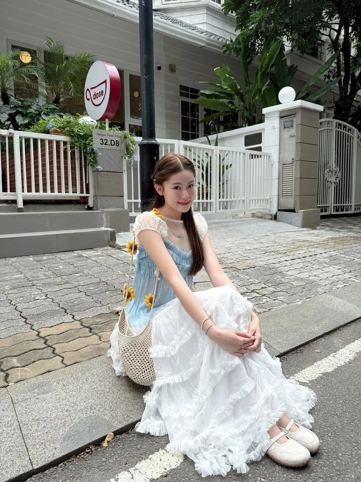 Tăng Mỹ Hàn, nàng hot girl sinh năm 2003 và được biết đến rộng rãi với danh xưng "bạn gái tin đồn" của rapper HIEUTHUHAI, tiếp tục "đốn tim" người hâm mộ với loạt ảnh mới nhất khi xuống phố.