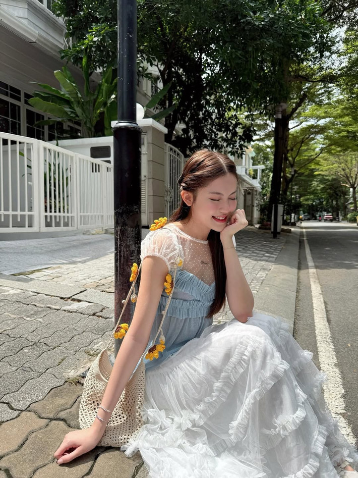 Dù không hoạt động chính thức trong showbiz, nhưng cô nàng vẫn luôn nhận được sự quan tâm lớn từ công chúng nhờ nhan sắc và phong cách thời trang ấn tượng.