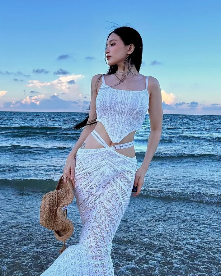 Thiết kế váy xuyên thấu lần này của Sĩ Thanh là sự kết hợp hoàn hảo giữa chất liệu ren mỏng, đường cắt xẻ bất đối xứng và chi tiết buộc dây khéo léo.