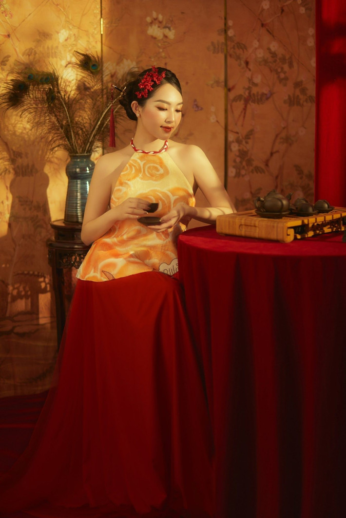 Hình ảnh Nguyễn Trâm Anh duyên dáng, e ấp bên chiếc quạt và nở nụ cười tươi tắn trước ống kính đã thể hiện rõ vẻ đẹp của người phụ nữ hiện đại: tự tin, độc lập nhưng vẫn giữ được nét dịu dàng, đằm thắm. (Ảnh: FBNV)