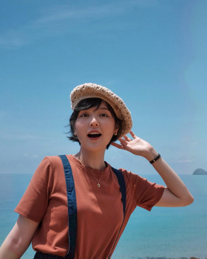 Bỏ qua những bình luận bàn tán về lùm xùm tình ái giữa cô nàng cùng "chủ tịch", thời trang đi biển lần này của Hải Tú nhận về nhiều lời khen ngợi từ netizen.