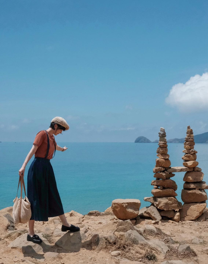 Mới đây trên trang cá nhân, Hải Tú vừa đăng tải loạt ảnh đi du lịch đến nơi có biển xanh, nắng vàng. Nhiều người đã nhanh chóng gọi tên được địa điểm mà cô nàng đặt chân đến là Côn đảo.