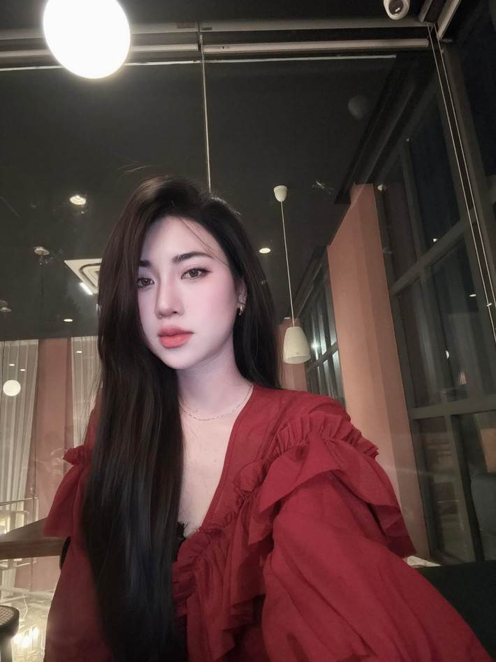 Cô nàng để lại ấn tượng với gương mặt ưa nhìn cùng nhiều lần xuất hiện cùng anh trai trên mạng xã hội với những màn “troll” hài hước.