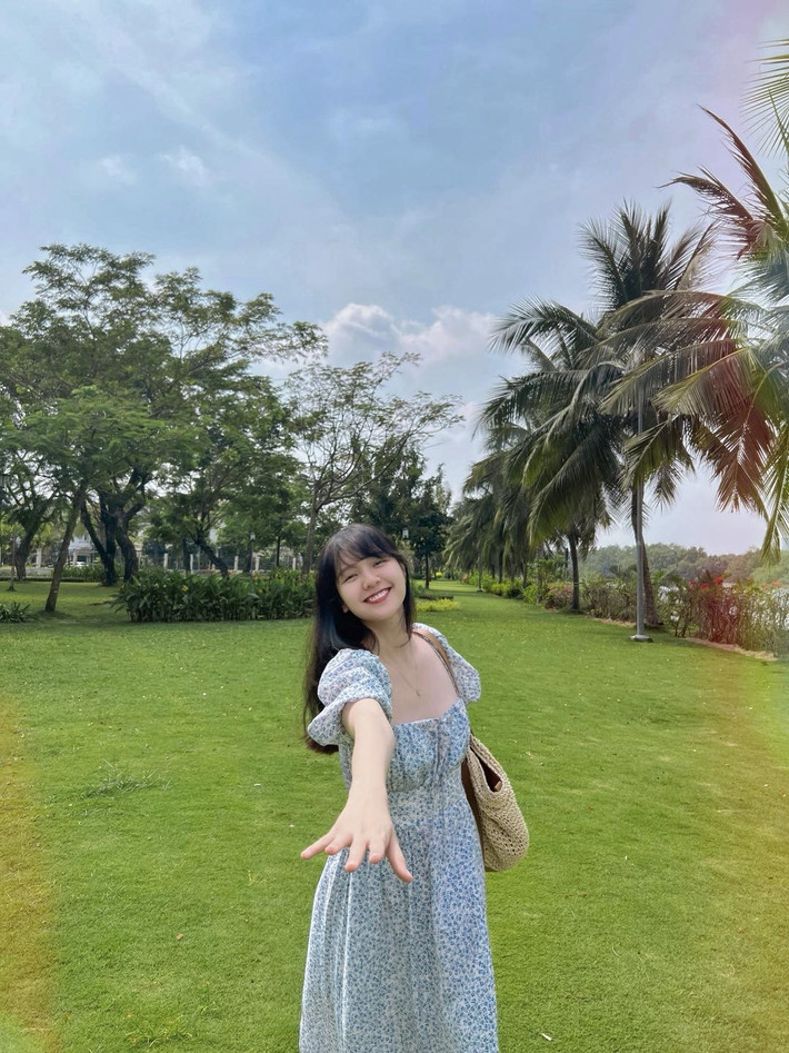 Cô kết hợp cùng giỏ cói và đôi giày búp bê trắng, hoàn thiện hình ảnh một cô gái hiện đại nhưng mang tâm hồn đầy chất thơ.