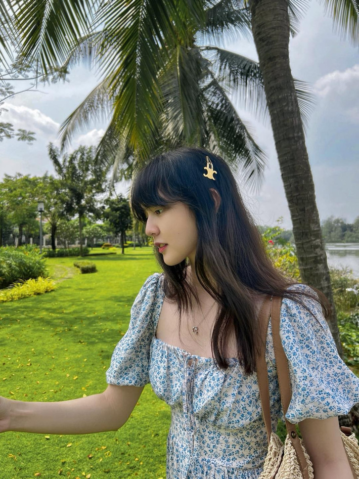 Với mái tóc đen dài buông nhẹ và lối trang điểm nhẹ nhàng, Hải Tú không cần cầu kỳ cũng đủ khiến người đối diện rung động.