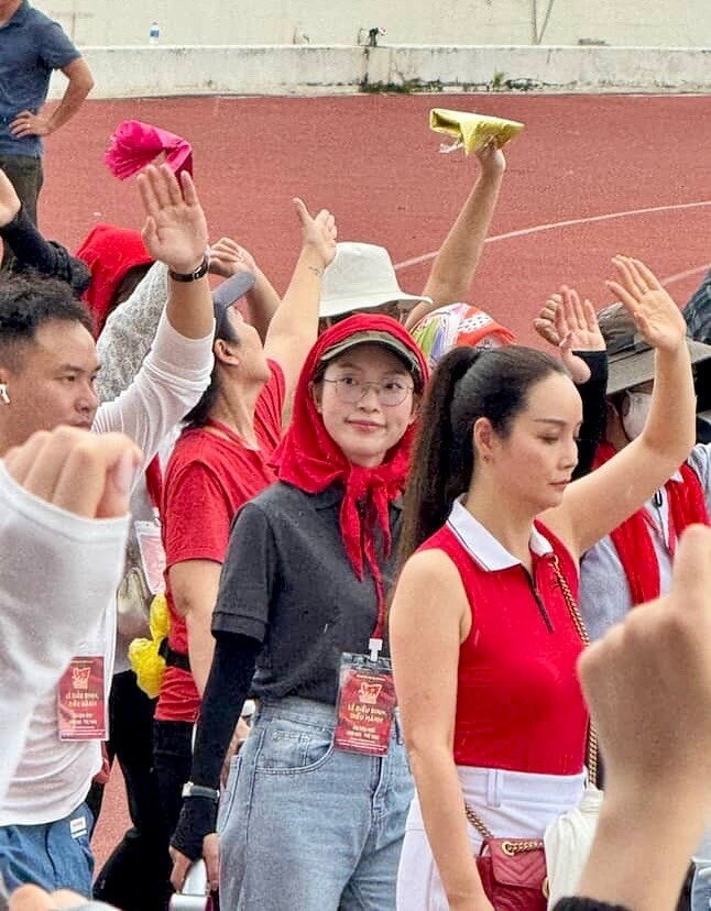 Trong những bức ảnh được chia sẻ, Khánh Vy xuất hiện giản dị với mũ lưỡi trai và trang phục đơn giản, năng động. (Ảnh: IGNV)