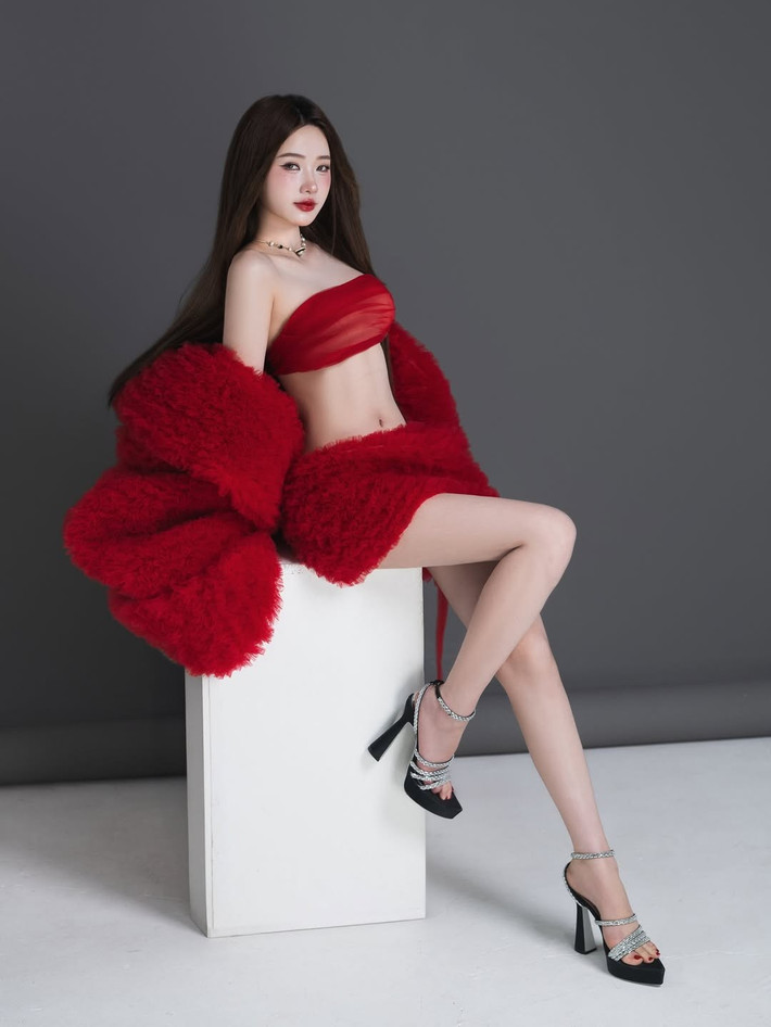 Nhiều người hâm mộ bày tỏ sự bất ngờ và thích thú trước hình ảnh mới này của Diệu Linh. Khác với những bộ ảnh dịu dàng, nữ tính hay ngọt ngào thường thấy, Diệu Linh trong concept lần này đã lột xác hoàn toàn, thể hiện được sự đa dạng trong phong cách và khả năng biến hóa của mình.
