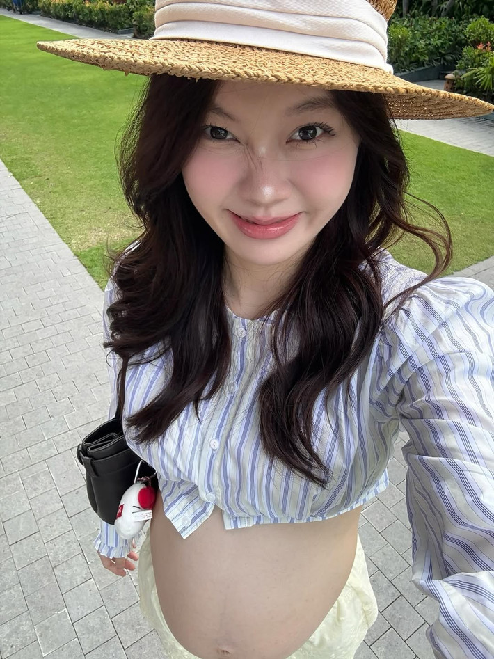 Cô nàng này sở hữu 1,3 triệu follower trên TikTok và hơn 797.000 người theo dõi trên Instagram. Nhan sắc ngọt ngào, xinh xắn cùng biểu cảm tươi tắn, vui vẻ giúp Ly Phạm nhận được sự quan tâm của giới trẻ. (Ảnh: IGNV)