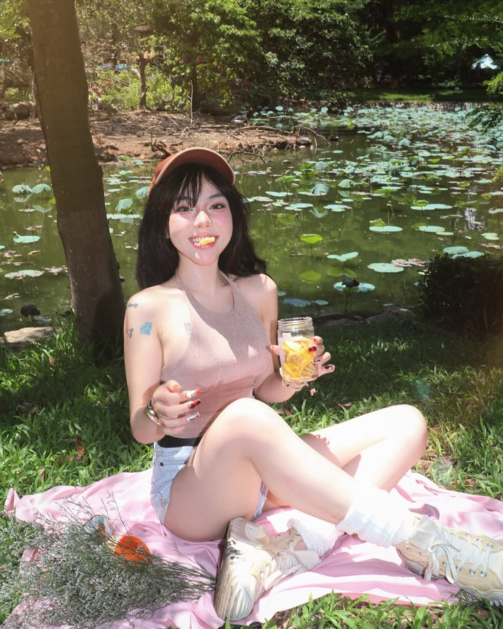 Chiếc áo len sát nách dáng ôm màu nude được Bảo Khuyên chọn mặc kết hợp hoàn hảo với chiếc short jeans. Chất liệu len ôm sát giúp tôn lên vòng một đầy đặn và bờ vai nuột nà, trong khi phần cổ yếm tạo cảm giác thanh thoát, hiện đại.