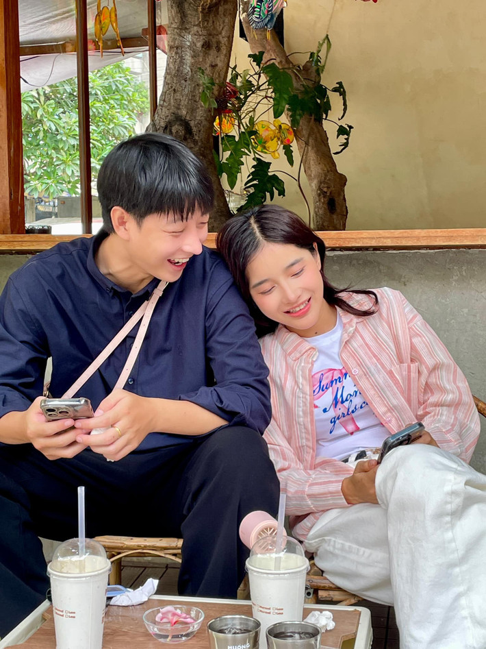 Sau khi nên duyên trong show hẹn hò Tỏ tình hoàn mỹ, cặp đôi vẫn đồng hành, thường xuyên đăng tải những clip ngọt ngào trên mạng xã hội, hút hàng triệu lượt xem. (Ảnh: Facebook Hằng Trịnh)
