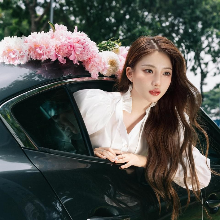 Thậm chí nhiều người chia sẻ thường vào kênh của cô nàng không chỉ để nghe chia sẻ kiến thức, hay mua hàng mà còn chỉ để ngắm "cô chủ bán vàng".