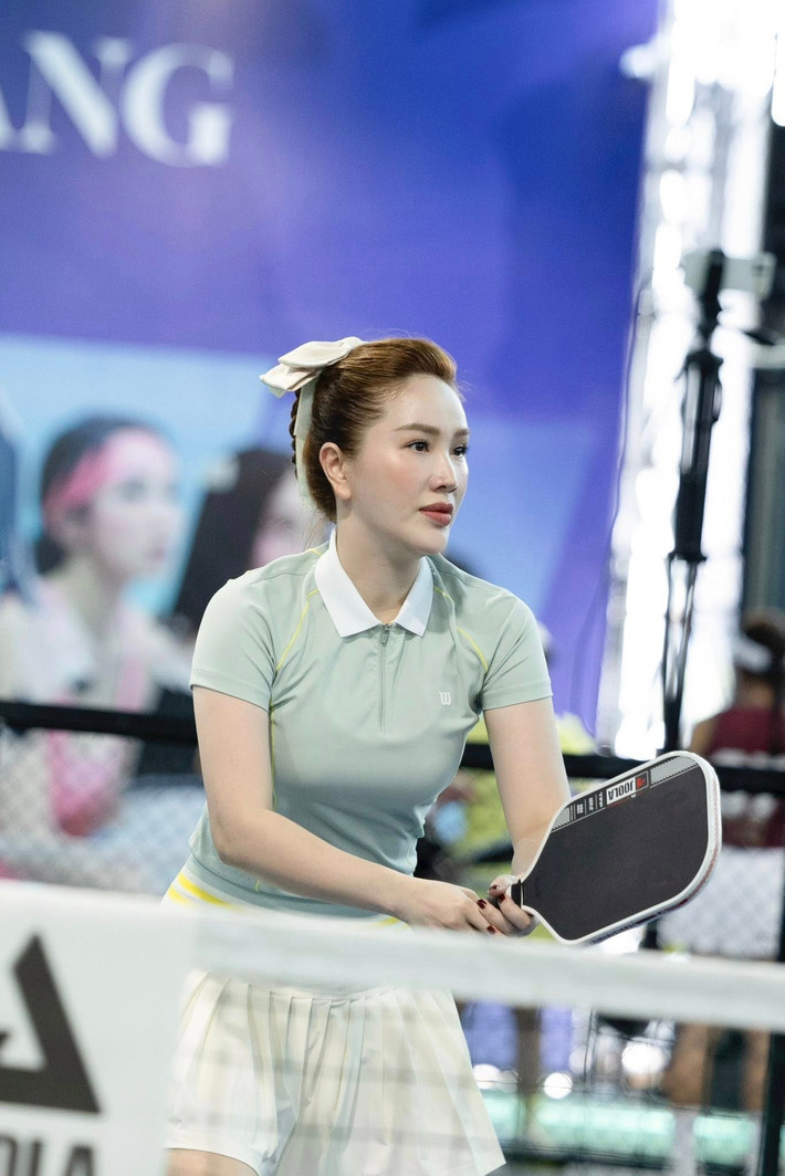 Bảo Thy xuất hiện với outfit thể thao khoe trọn vóc dáng nuột nà. Chiếc áo thun basic kết hợp cùng chân váy ngắn tôn lên vóc dáng thon gọn, săn chắc của nữ ca sĩ. Đôi giày thể thao hoàn thiện set đồ năng động, trẻ trung.