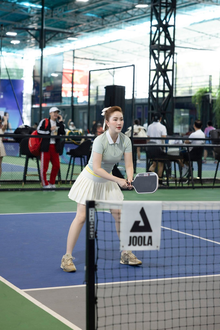 Từ một người không ưa thích môn thể thao này, Bảo Thy giờ đã thêm pickleball vào môn yêu thích: "Pickleball không chỉ giúp Thy khoẻ hơn, mà còn giúp vợ chồng gắn bó, có thêm niềm vui và những người bạn mới dễ thương vô cùng".