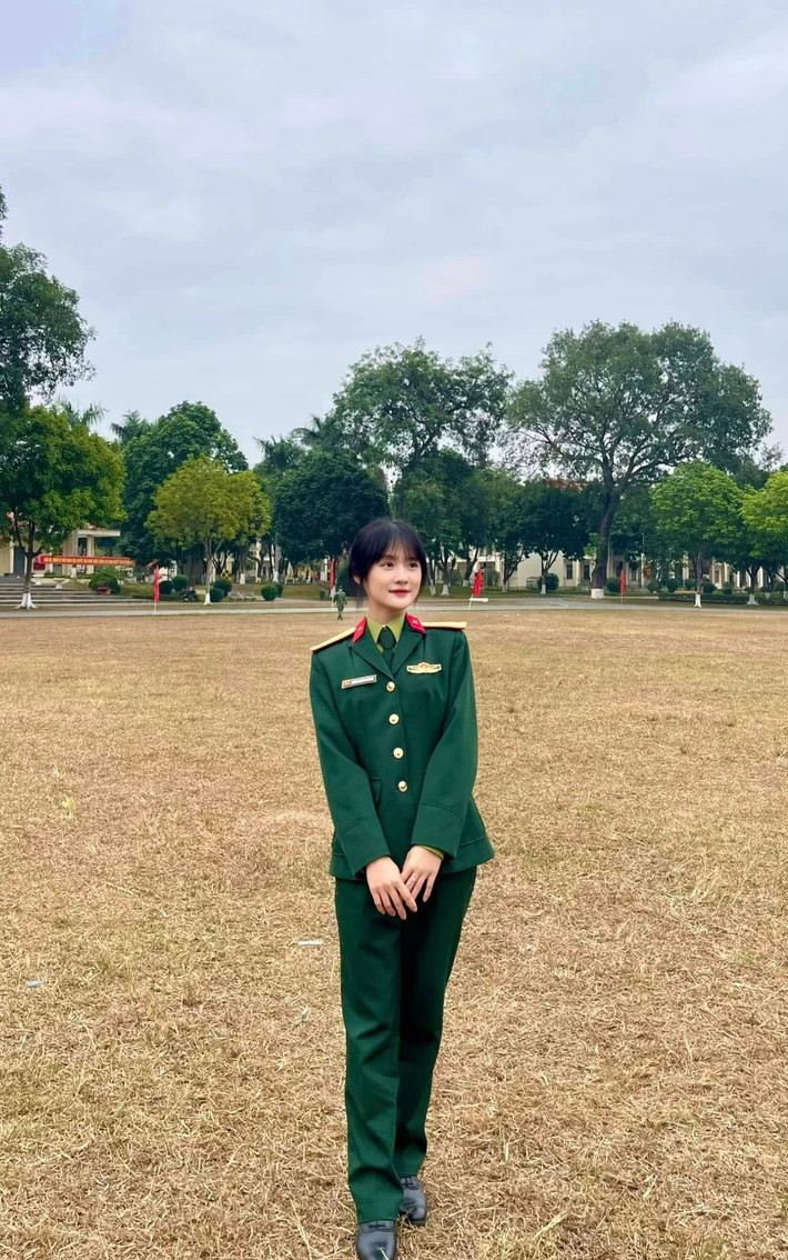 Những khoảnh khắc cô trong quân phục, không chỉ thể hiện sự tự hào, mà còn khắc họa vẻ đẹp vừa mạnh mẽ, vừa duyên dáng của người phụ nữ Việt Nam trong quân đội. (Ảnh: FBNV)