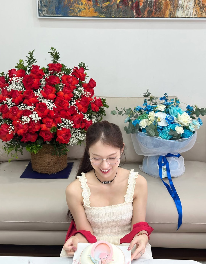 Khánh Vy được khán giả biết đến với biệt danh "hot girl 7 thứ tiếng" nhờ khả năng ngoại ngữ ấn tượng. Từ một hiện tượng mạng, cô nhanh chóng khẳng định bản thân khi trở thành MC của loạt chương trình lớn như Đường Lên Đỉnh Olympia, Ielts Face-off… (Ảnh: IGNV)