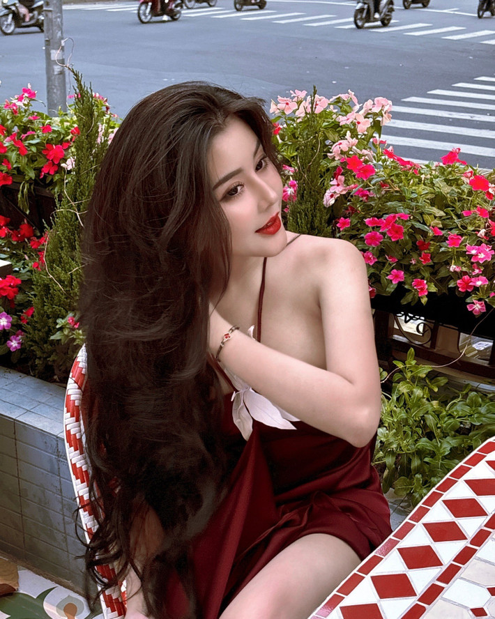 Với hơn 1 triệu người theo dõi trên mạng xã hội, cái tên Võ Ngọc Trân vẫn luôn là tâm điểm chú ý mỗi lần xuất hiện. Loạt ảnh mới một lần nữa khẳng định đẳng cấp visual "hot girl số 1 Sài thành" của cô nàng là điều không thể bàn cãi.