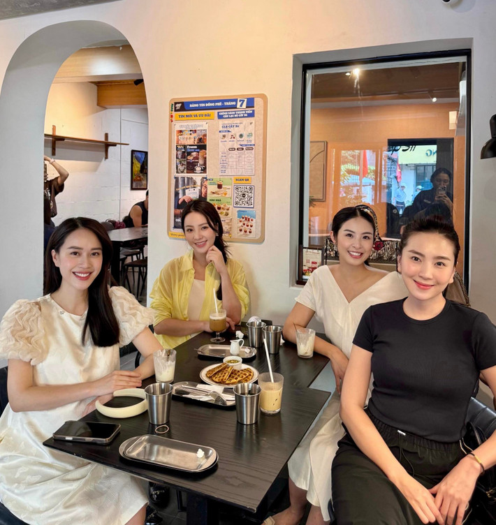 Trước ngày sinh, cô nhận nhiều lời chúc “mẹ tròn con vuông” từ hội bạn thân - hoa hậu Ngọc Hân, MC Mai Ngọc… cùng đông đảo khán giả.