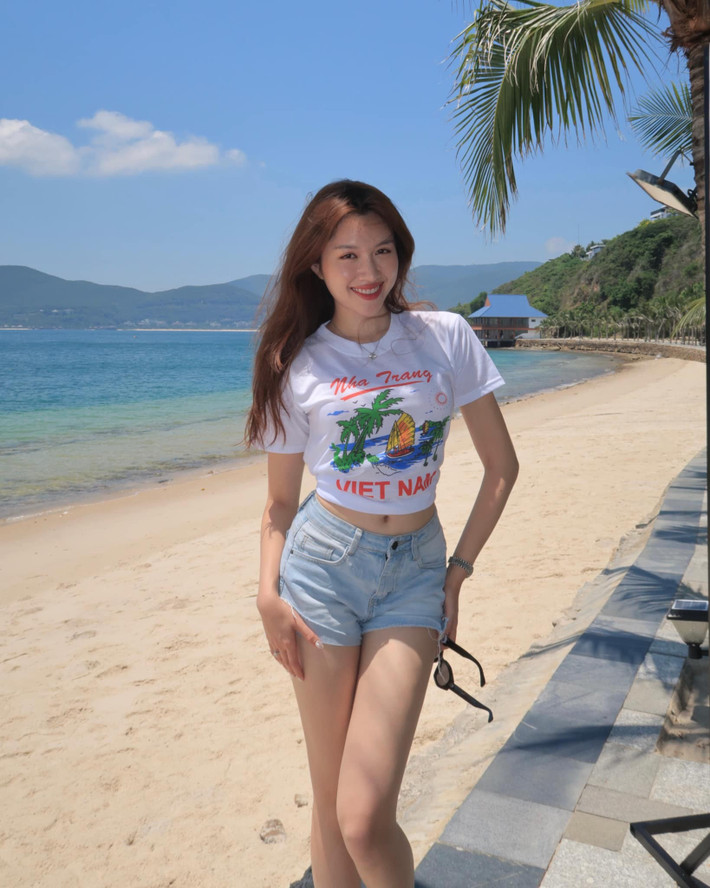 Thanh Thanh Huyền nổi tiếng là MC"đắt show" nhất nhì showbiz Việt với khả năng dẫn song ngữ trôi chảy và "không cần cầm kịch bản" với hơn 3000 chữ cùng 75 tên riêng trong một chương trình thời trang lớn.