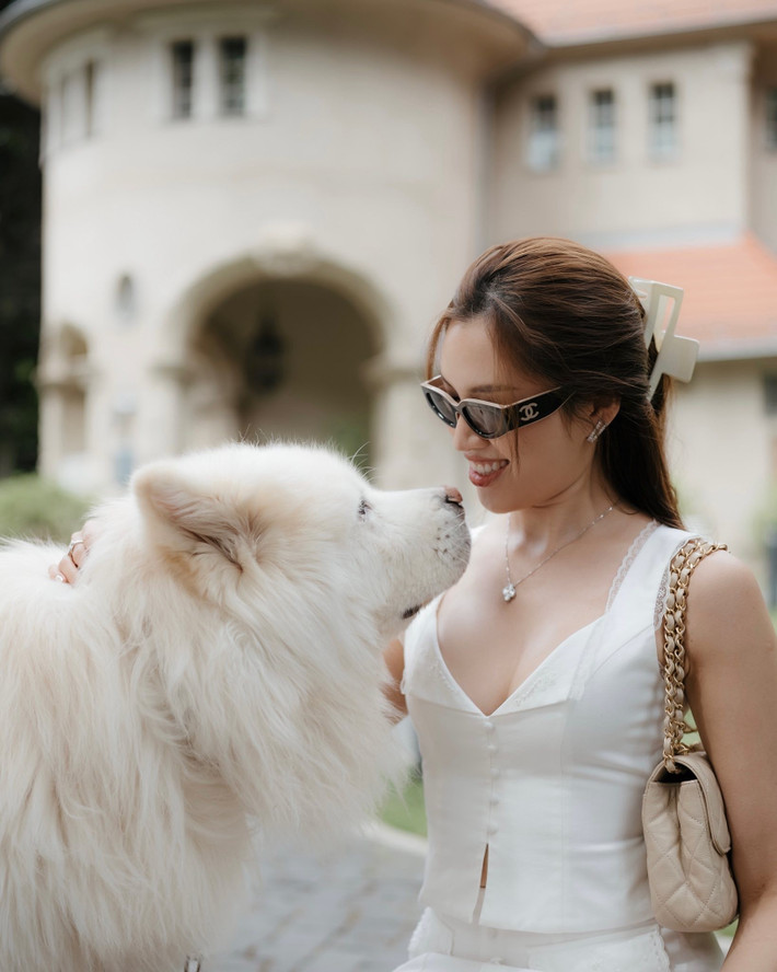 Kết hợp cùng chiếc quần short đồng điệu với phần gấu quần cắt lượn sóng mềm mại, tổng thể trang phục vừa năng động, thoải mái để đi xem thể thao, lại vừa giữ được nét quyến rũ, sang chảnh.