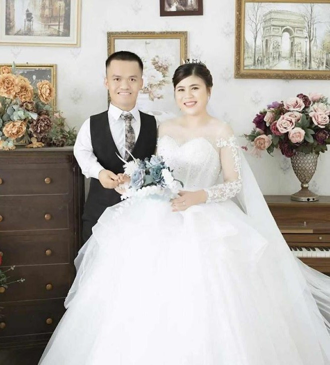 Mới đây, đoạn video về đám cưới của một cặp đôi "đũa lệch" cô dâu cao 1m62 và chú rể cao 1m28 bỗng chốc trở nên viral trên mạng xã hội, sau khi hình ảnh về cặp đôi này ở thời điểm hiện tại được lan truyền.